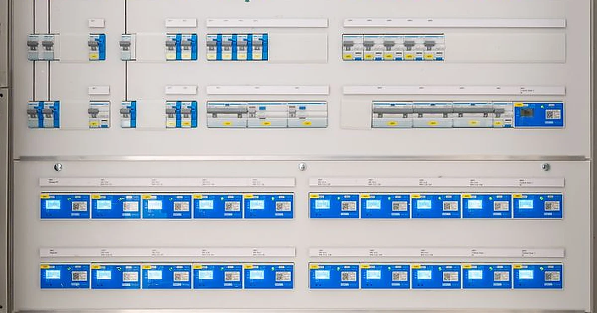 High voltage switchgear and circuit breaker panel